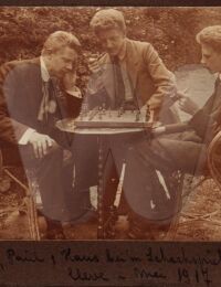 Album_1923_van_Piet_en_Christien_Dill/IMG_0001 Jan, Paul und Hans beim Schachspiel.jpg