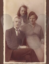 Album_1923_van_Piet_en_Christien_Dill/IMG_0006a Johannes, Emmy und Netty Menke.jpg