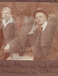 Album_1923_van_Piet_en_Christien_Dill/IMG_0001 Die drei Menkes auf dem Zaun im Moritzpark zu Cleve 1915.jpg