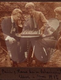Album_1923_van_Piet_en_Christien_Dill/IMG_0001 Jan, Paul und Hans beim Schachspiel.jpg
